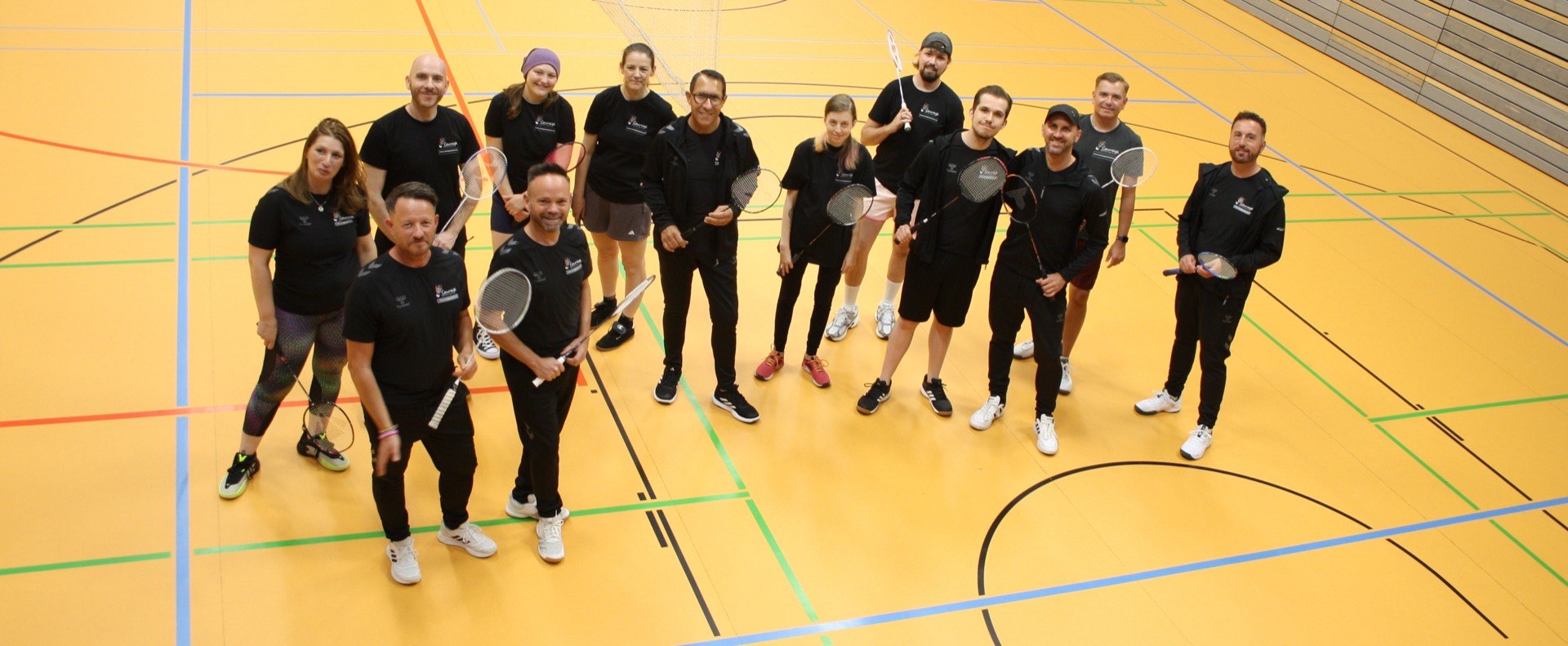 Das Courage! Saar-Lor-Lux Team mit Schlägern auf dem Spielfeld