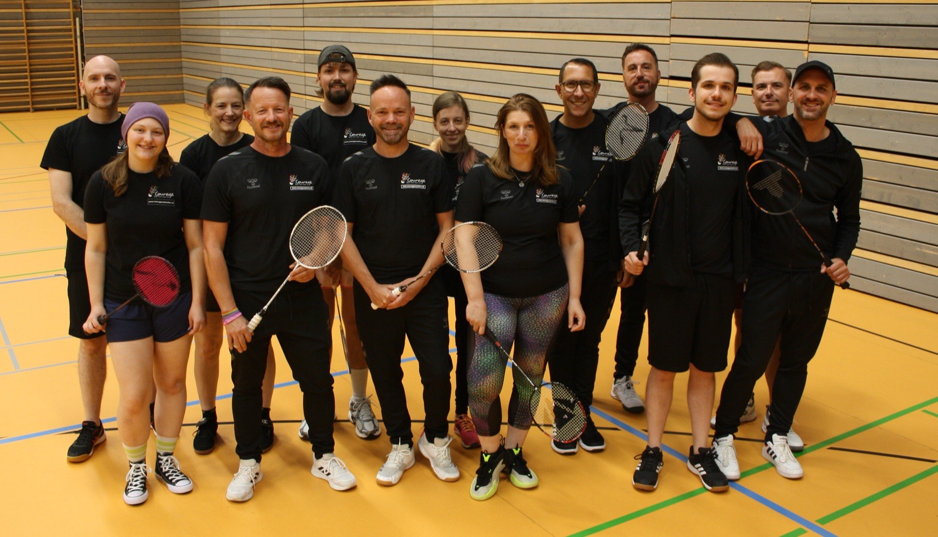 Das Courage! Saar-Lor-Lux Team mit Schlägern in der Sporthalle